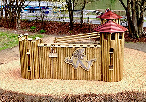 Im oberösterreichischen Engelhartszell schlüpfen Kinder in die Rolle eines römischen Wachsoldaten. Dort entstand in den vergangenen Monaten eine originalgetreue hölzerne Miniatur-Version des Römerburgus "Stanacum" in Oberranna, das sich ebenfalls auf dem Gelände der Kommune an der Donau befindet. Foto: Tourismusprojekt Römerspuren/Gemeinde Engelhartszell