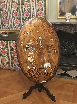 Der Cafétisch des Kurfürsten Carl Theodor, eine Leihgabe des Wittelsbacher Ausgleichsfonds für drei Monate.