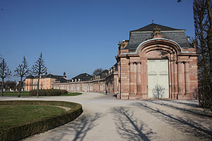 Schwetzingen, die Zirkelbauten im Garten. Oben Schloss mit nördlichem Zirkelbau, unten der südliche Zirkelbau.