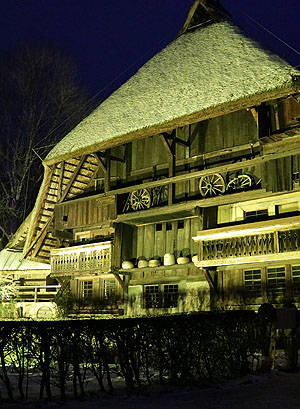 Am dritten Adventswochenende, vom 13. bis zum 15. Dezember, findet vor der einmaligen Kulisse der historischen Schwarzwaldhöfe der traditionelle Weihnachtsmarkt im Freilichtmuseum Vogtsbauernhof statt. 