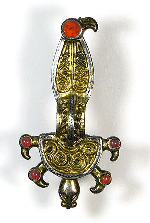 Mit Tierköpfen verzierte Bügelfibel aus vergoldetem Silber mit roten Almandinen. March-Hugstetten, 5. - 7. Jh. n. Chr. © Archäologisches Landesmuseum Baden-Württemberg, Fundarchiv Rastatt. Foto: H. Oelze.