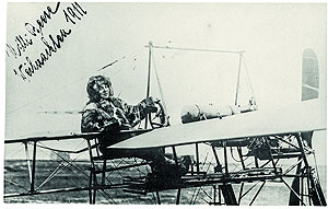 Die Flugpionierin Melli Beese bei der Herbstflugwoche 1911 auf dem Flugplatz Johannisthal im Poulain-Eindecker, 1911, Fotografie, Stiftung Deutsches Technik-Museum Berlin