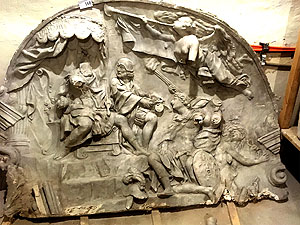 Fragment der Stuckdekoration aus dem Prunkschlafzimmer des Kurfürsten Carl Philipp: Kaiser Leopold überreicht dem Türkensieger den Orden von Goldenen Vlies. Foto: kulturer.be