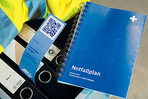 Der umfangreiche Anleitungskatalog in Form eines Handbuches wird auf wetterfestes Papier gedruckt und umfasst die Organisationsstufen von der Bergung, Erstversorgung und Dokumentation bis hin zum Transport. (Foto: FH Münster/Fachbereich Design)