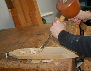 Holzbildhauerin Andrea Wörner im Freilichtmuseum Vogtsbauernhof vermittelt die Grundlagen des Schnitzens. Foto: Andrea Wörner