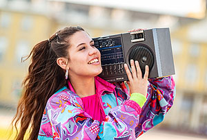 Back to the 80s – Vor dem Karlsruher Schloss mit Ghettoblaster. © Badisches Landesmuseum, Foto: ARTIS – Uli Deck