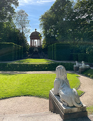 Schlossgarten Schwetzingen, Freilufttheater mit Sphinx und Apollotempel. Foto: kulturer.be