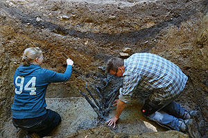 Freilegung der Holzpfähle (pila fossata). Foto: F.Auth, Goethe-Universität Frankfurt am Main