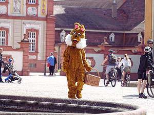 Schloss Bruchsal, Osterhase im Garten, Foto: Tobias Hasslocher, SSG