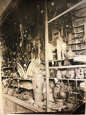 Afrika-Vitrine in der ethnographischen Abteilung der Sammlung Gabriels von Max, um 1892. Die Sammlung wurde später zum Grundstock des Reiss-Museums (heute Reiss-Engelhorn-Museen) in Mannheim. 