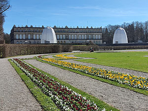 Frisch bepflanzte Beete im Parterre vor dem Neuen Schloss Herrenchiemsee. © Bayerische Schlösserverwaltung, Foto: Veronika Wöhrer