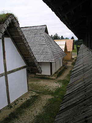 Höhensiedlung Heuneburg - Stadt Pyrene: Blick von der Mauer auf die rekonstruierten Häuser des Handwerkerviertels. Foto: kulturer.be