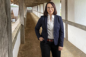 Die neue Leiterin der Anlage auf dem rekonstruierten Wehrgang der Höhenfestung. Foto: Lena Kaltenbach, SSG