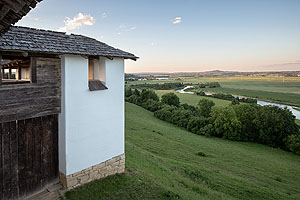 Rekonstruierte Lemziegelmauer mit Blick auf die Donau. Foto: Günther Bayerl/SSG