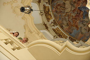 Schloss Rastatt, Kinder im Treppenhaus. Foto: Niels Schubert, ssg