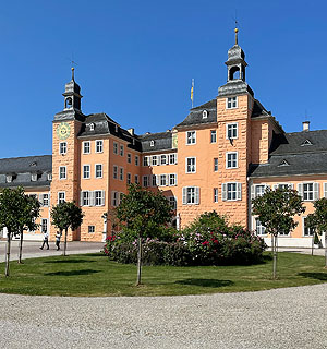 Schloss Schwetzingen, Ehrenhof mit alter Bepflanzung. Foto: kulturer.be