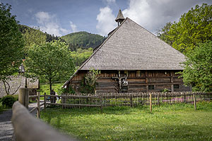 Der Hippenseppenhof mit dem typischen Kruzifix. Foto: Schwarzwälder Freilichtmuseum Vogtsbauernhof, Hans-Jörg Haas