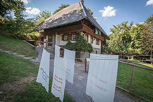 Die Häuser im Schatten: Mehr über die Häuser im Schatten, wie das Tagelöhnerhaus, erfahren die Besucher des Freilichtmuseums am 5. Mai. Foto: Schwarzwälder Freilichtmuseum Vogtsbauernhof, Hans-Jörg Haas 