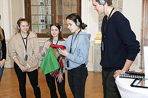 Schulklassen bei der Erkundung des Bruchsaler Schlosses