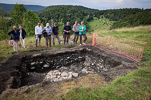 Staatssekretärin Andrea Lindlohr an der Grabung auf dem Lochenstein.