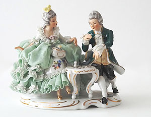 Porzellangruppe der 1950er Jahre mit einer reich gekleideten Dame und einem Herrn beim Brettspiel