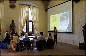 Lerngruppe bei der Besprechung.