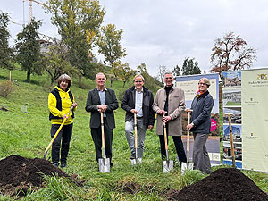 Gruppenbild: Die Beteiligten an der Pflanzaktion
