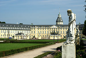 Schloss Karlsruhe, Frontseite zur Stadt.