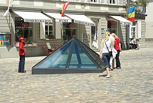 Konstanz, spätromische Kastellruine auf dem Münsterplatz, mit einer Glaspyramide abgedeckt.