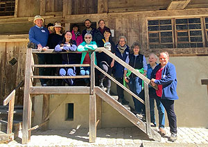 Die neun Teilnehmerinnen und Teilnehmer nach bestandener Prüfung mit ihren Prüferinnen und Prüfern auf dem Heimatpfad im Höllental