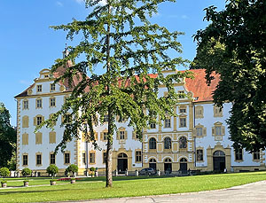Gebäude der Prälatur vom Schlosshof aus gesehen