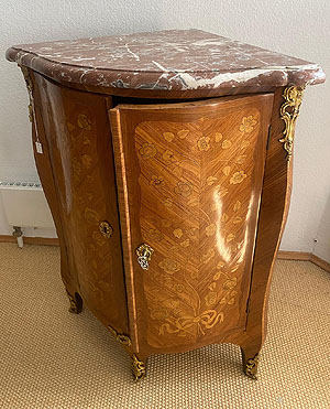 Eckschrank im Rokoko-Stil aus der Werkstatt Chevallier in Paris