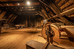 Tenne eines Schwarzwaldhofs mit allerlei Gerätschaften