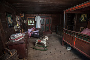 Schlafstube mit Bett und Kinderspielzeug