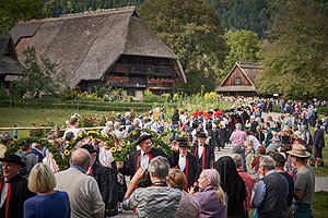 Umzug von Trachtenträgerinnen und Trachtenträgern zum Ortenauer Trachtentag im Mai.