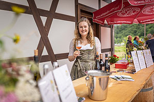 Eine Weinhoheit serviert einen köstlichen Ortaneuer Rosèwein.