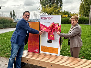 Nicole Razavi MdL, Ministerin für Landesentwicklung und Wohnen, und Dominik Männle, Bürgermeister der Gemeinde Uhldingen-Mühlhofen bei der Einweihung der zwei WahreWunderBänke