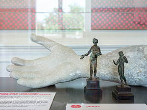 Armfragment mit Venusstatuetten