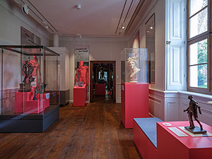 Ausstellungsräume mit Bronze- und Marmorbildwerken