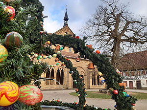 Osterbrunnen im Klosterhof Maulbronn. 