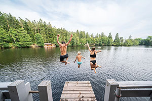Familie am Schlüchtsee beim Springen ins Wasser