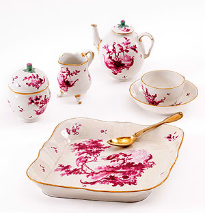 Porzellanservice aus Frankenthaler Produktion, bestehend aus Schüsselchen, Tasse, Kanne, Milchkännchen sowie Zuckerdose.