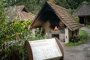 Freistehender Backofen, eine sog. Backhütte