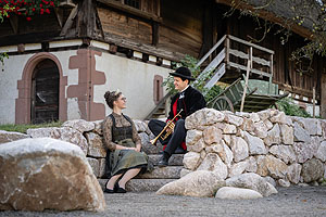 Trachtenträger*in im Freilichtmuseum