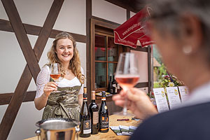 Vogtsbauernhof, Weinprobe vor dem Ortenauhaus