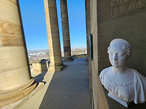 Grabkapelle auf dem Württemberg, im Vordergrund die Büste der Königin Katharina