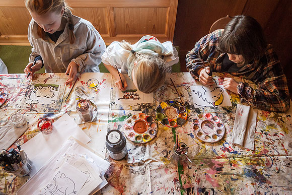 Osterferienprogramm: Bei den täglichen Angeboten des Osterferienprogramms können die Kinder unter anderem das Handwerk der Hinterglasmalerei kennenlernen. Foto: Schwarzwälder Freilichtmuseum Vogtsbauernhof 