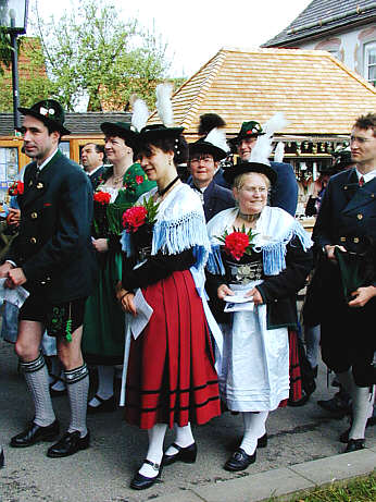 vorne: Trachtengruppe "Edelweiß", Lechbruck. Hinten: "Geltnachtaler", Bertoldshofen,