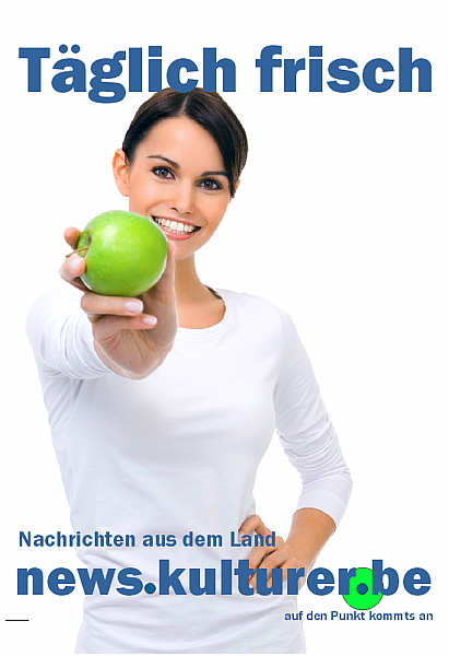 Frau reicht einen Apfel