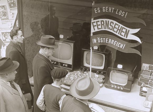 Window Shoppi9ng - Eine Forogeschichte des Schaufensters: Fernsehapparate 1955